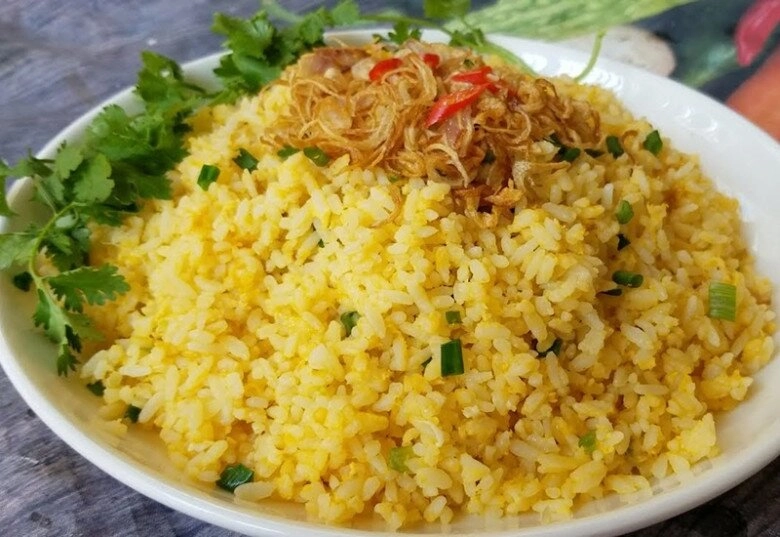 Làm cơm rang trứng đừng cho ngay vào chảo thêm bước này mới chuẩn hạt nào cũng vàng ươm căng bóng săn chắc - 1