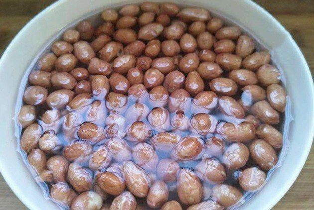 Làm lạc rang muối đừng cho ngay vào chảo thêm 1 bước và 1 nguyên liệu để cả tuần vẫn giòn bùi thơm nức - 2