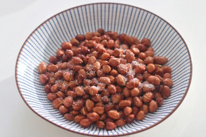 Làm lạc rang muối đừng cho ngay vào chảo thêm 1 bước và 1 nguyên liệu để cả tuần vẫn giòn bùi thơm nức - 3