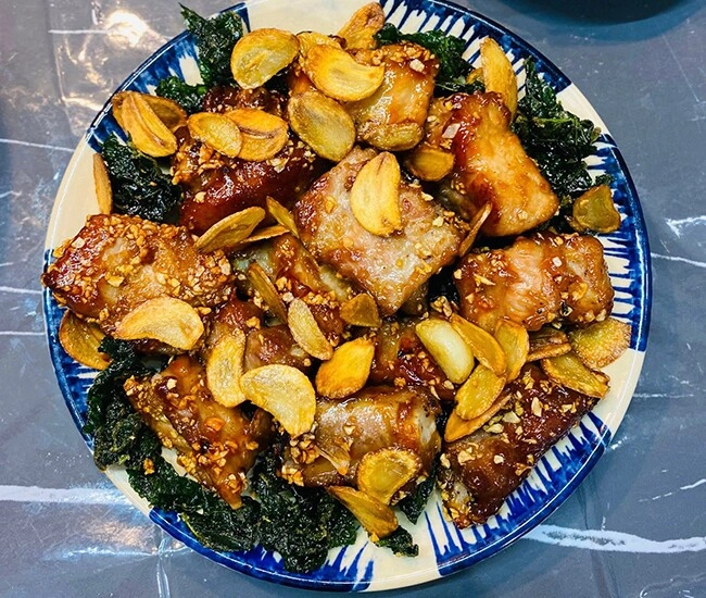 Làm sườn xào chua ngọt mãi cũng chán đem cháy tỏi được món vừa ngon lại đánh bay nồi cơm - 1