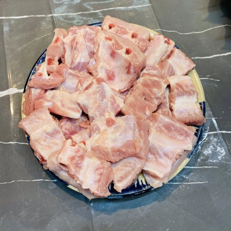 Làm sườn xào chua ngọt mãi cũng chán đem cháy tỏi được món vừa ngon lại đánh bay nồi cơm - 4