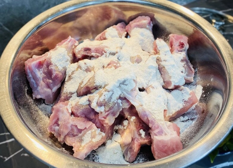 Làm sườn xào chua ngọt mãi cũng chán đem cháy tỏi được món vừa ngon lại đánh bay nồi cơm - 5