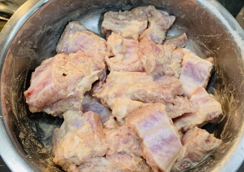 Làm sườn xào chua ngọt mãi cũng chán đem cháy tỏi được món vừa ngon lại đánh bay nồi cơm - 6