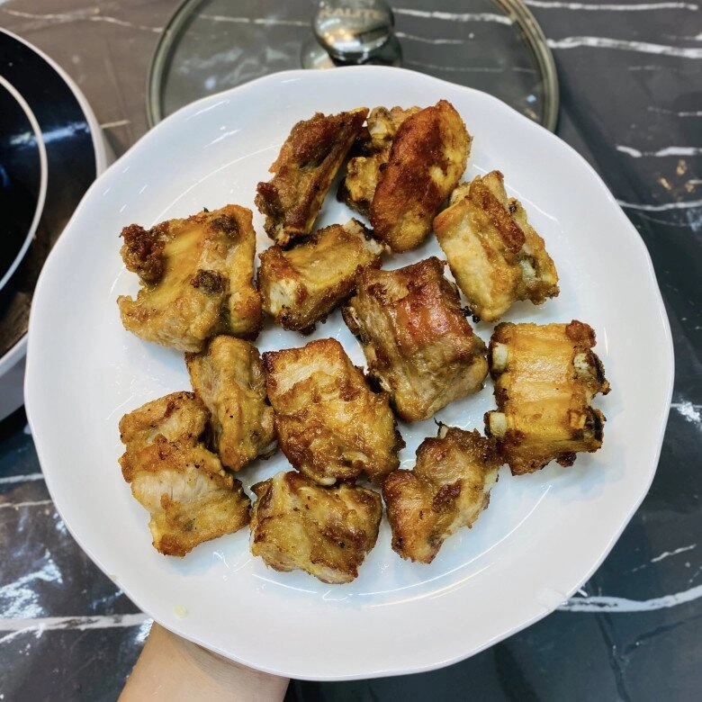 Làm sườn xào chua ngọt mãi cũng chán đem cháy tỏi được món vừa ngon lại đánh bay nồi cơm - 8