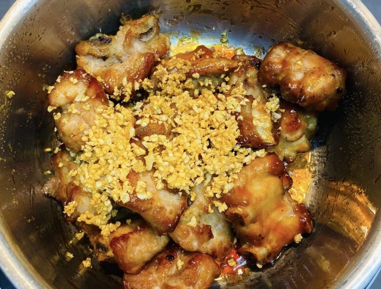 Làm sườn xào chua ngọt mãi cũng chán đem cháy tỏi được món vừa ngon lại đánh bay nồi cơm - 9