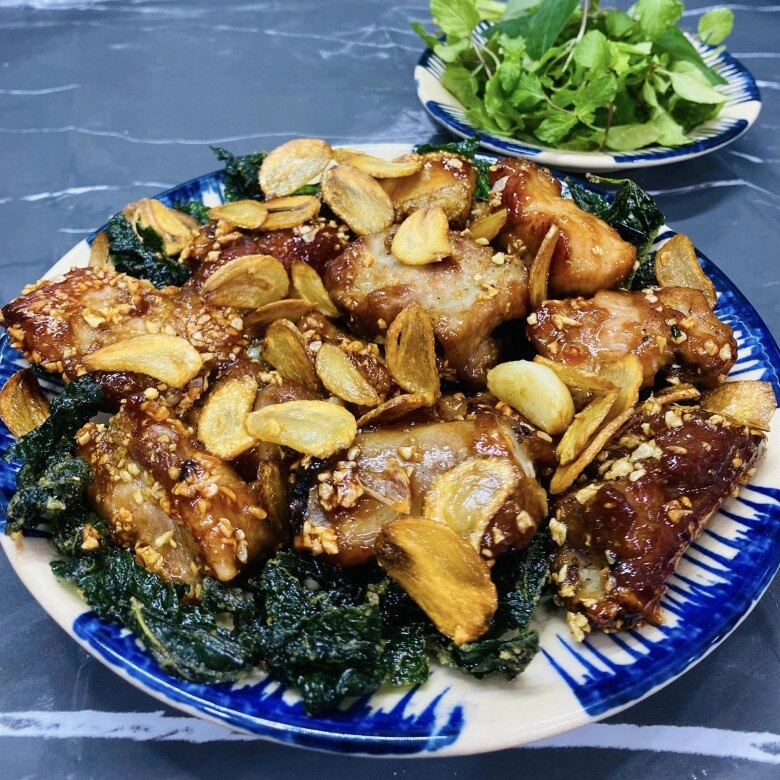 Làm sườn xào chua ngọt mãi cũng chán đem cháy tỏi được món vừa ngon lại đánh bay nồi cơm - 10