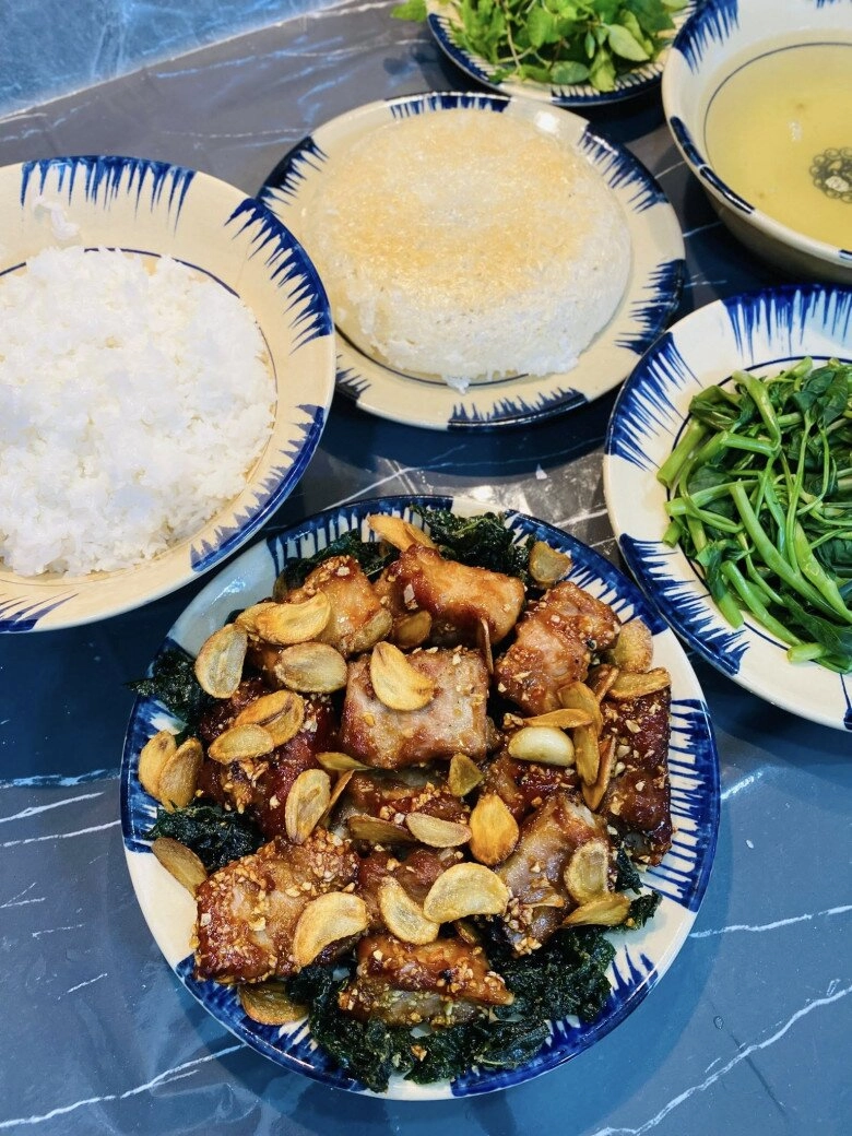 Làm sườn xào chua ngọt mãi cũng chán đem cháy tỏi được món vừa ngon lại đánh bay nồi cơm - 11