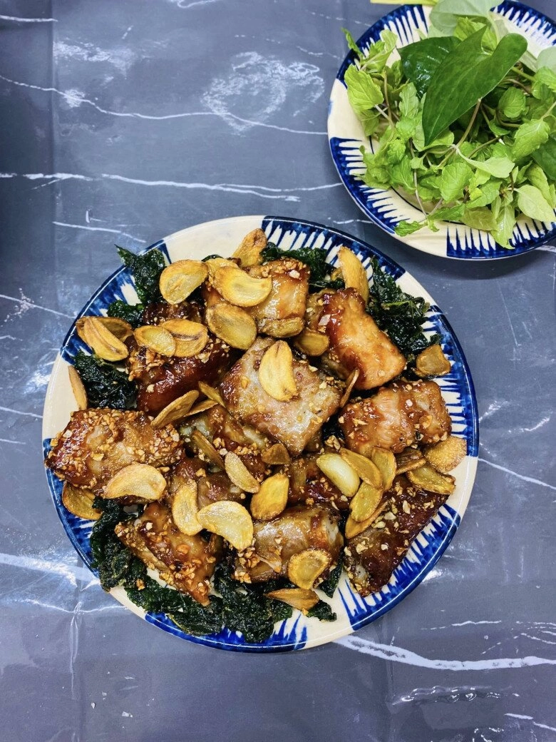 Làm sườn xào chua ngọt mãi cũng chán đem cháy tỏi được món vừa ngon lại đánh bay nồi cơm - 12