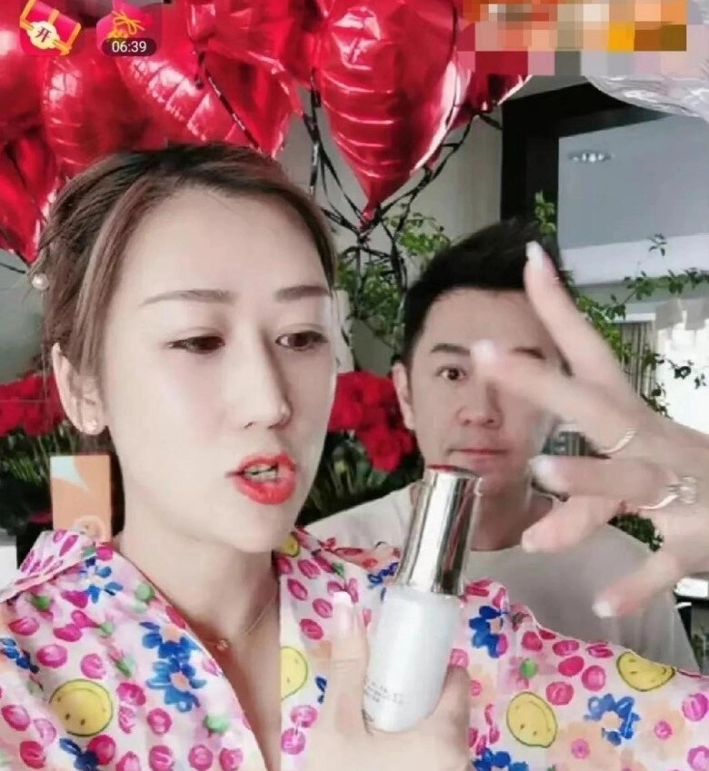 Lấy chồng hơn 16 tuổi người đẹp bị nói máy đẻ khi 5 năm 4 lần có thai không ngại bán hàng online nuôi con - 5