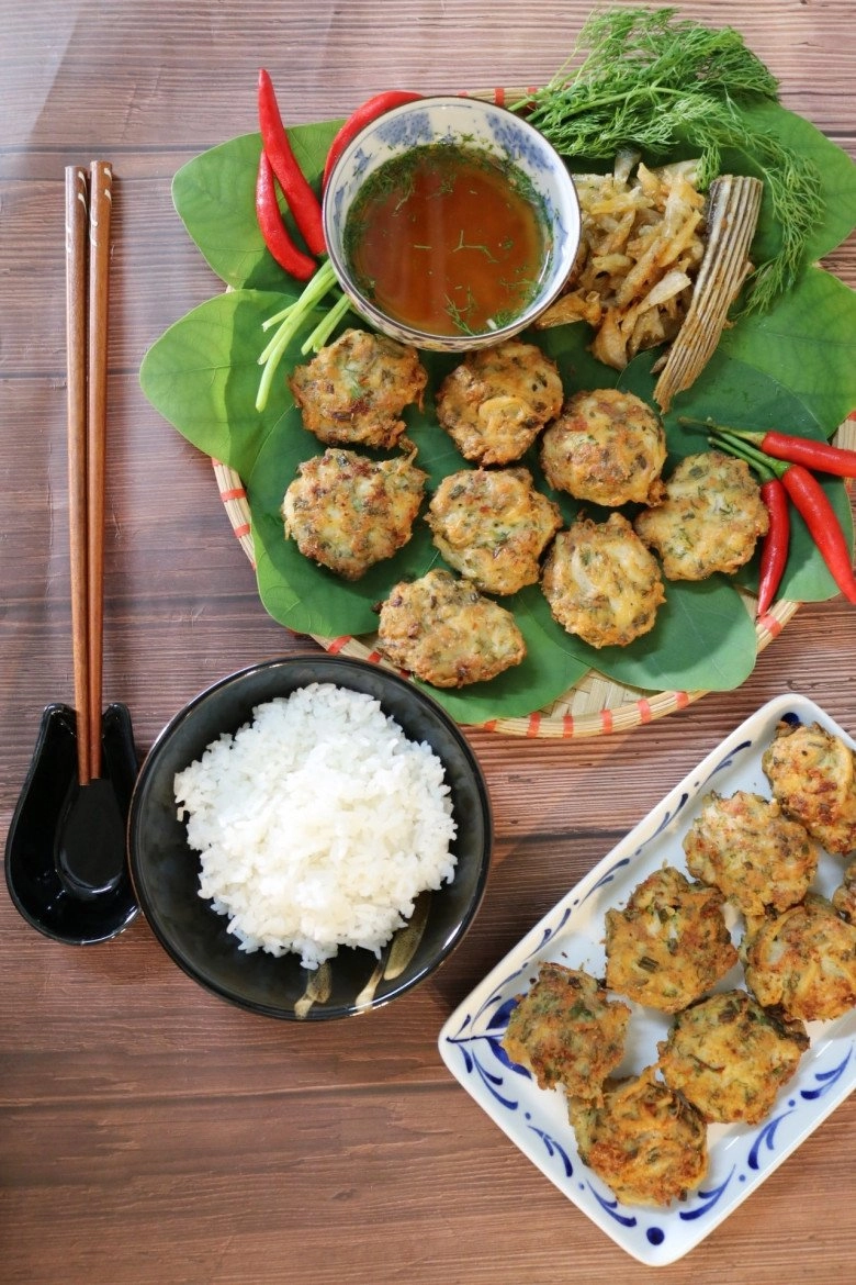 Loại cá bé hơn đầu đũa là đặc sản đang vào mùa giá 200000 đồngkg đem làm chả ăn cực cuốn - 1