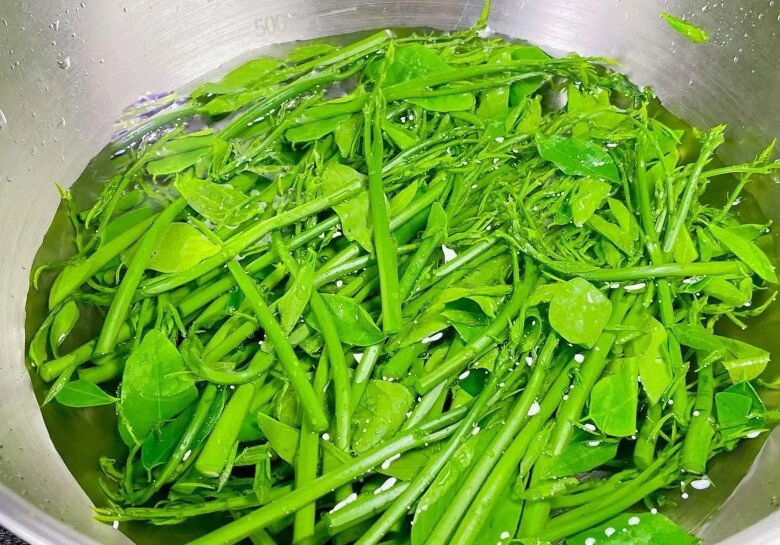 Loại rau thường chỉ nấu canh nhưng xào tỏi cực ngon mùa hè đang nhiều mua ngay để thanh nhiệt giải độc bổ sung sắt và canxi - 2
