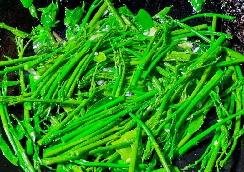 Loại rau thường chỉ nấu canh nhưng xào tỏi cực ngon mùa hè đang nhiều mua ngay để thanh nhiệt giải độc bổ sung sắt và canxi - 3