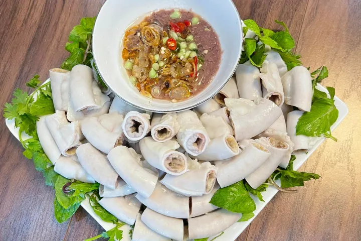 Luộc lòng lợn chỉ cần cho 1 loại gia vị này đảm bảo lòng trắng phau giòn sần sật mùa hè tha hồ nhậu lai rai - 1