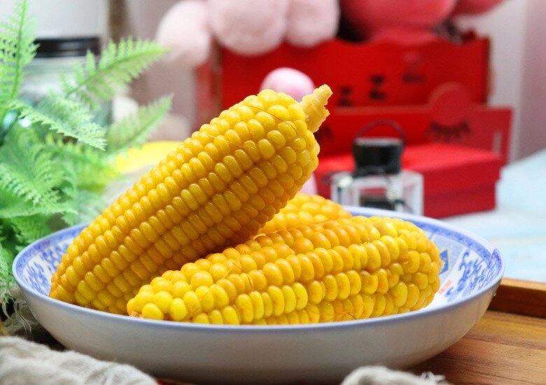 Luộc ngô chỉ dùng nước thì quá nghiệp dư thêm 2 thứ nữa bắp nào cũng mềm ngọt ăn đã miệng - 1