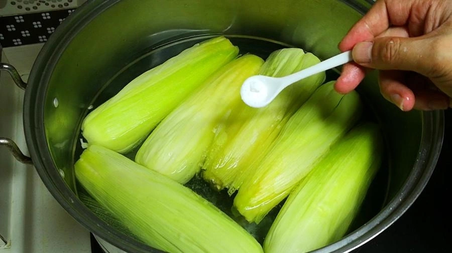 Luộc ngô chỉ dùng nước thì quá nghiệp dư thêm 2 thứ nữa bắp nào cũng mềm ngọt ăn đã miệng - 5