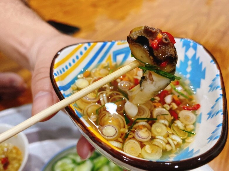 Luộc ốc người cho nước người cho thêm mẻ còn đây là cách làm của người bán ốc khiến con nào cũng ngon ngọt sạch giòn - 4