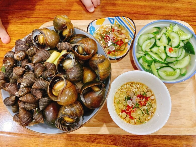 Luộc ốc người cho nước người cho thêm mẻ còn đây là cách làm của người bán ốc khiến con nào cũng ngon ngọt sạch giòn - 5