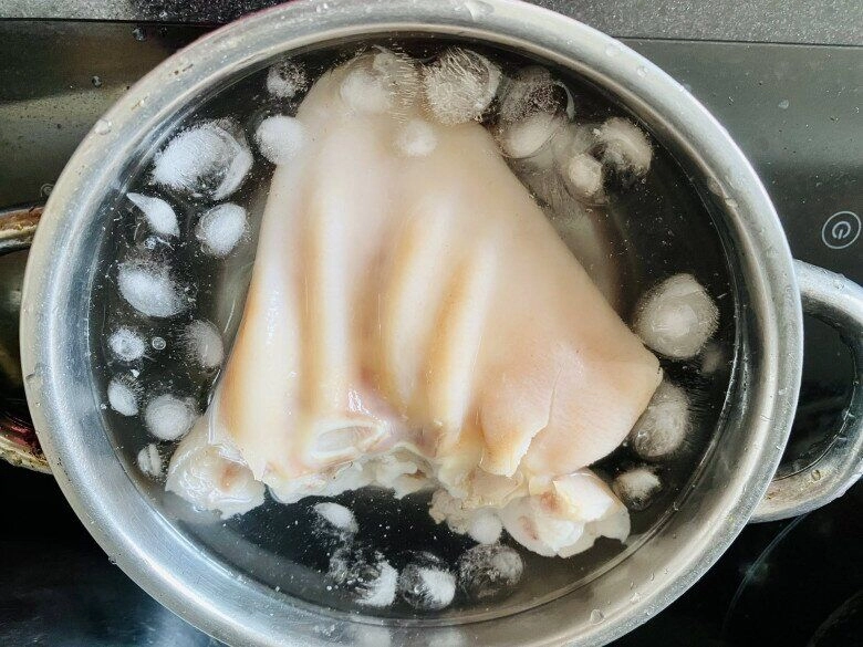 Luộc tai lợn nhiều năm giờ mới biết tai phải ngâm vào thứ nước này mới trắng giòn không thâm xỉn - 3