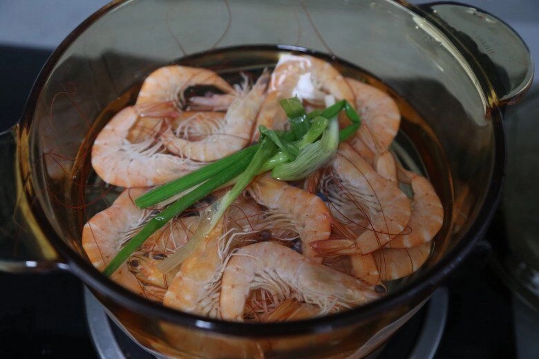 Luộc tôm mãi giờ mới biết muốn tôm lên màu đỏ đẹp lại không tanh thì phải thêm những thứ rẻ tiền này - 1