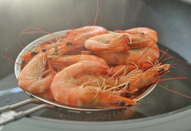 Luộc tôm mãi giờ mới biết muốn tôm lên màu đỏ đẹp lại không tanh thì phải thêm những thứ rẻ tiền này - 3