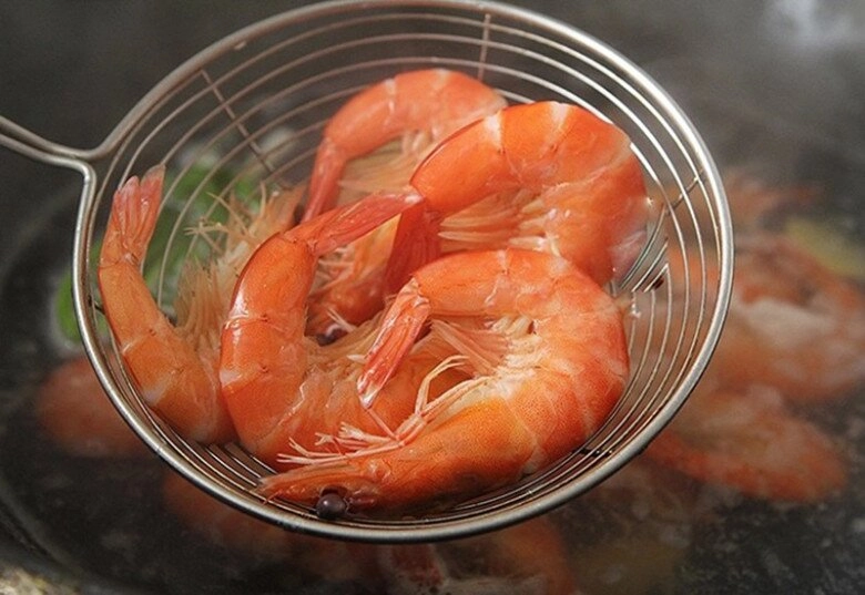 Luộc tôm mãi giờ mới biết muốn tôm lên màu đỏ đẹp lại không tanh thì phải thêm những thứ rẻ tiền này - 4