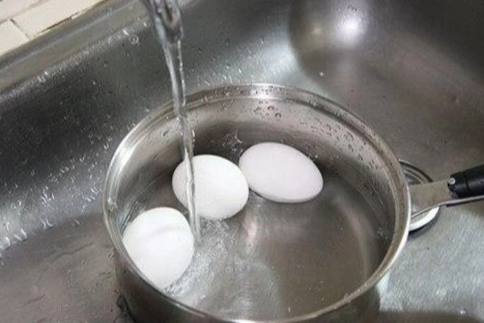 Luộc trứng bao năm vẫn hay bị nứt và khó bóc vỏ đầu bếp khuyên một câu tôi mới biết mình toàn làm sai - 1