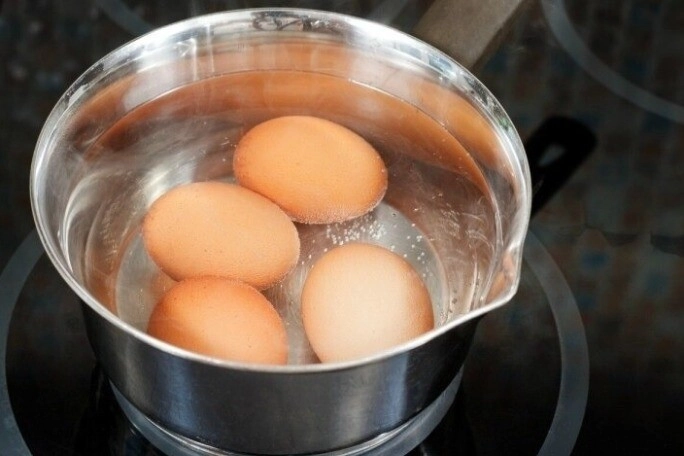 Luộc trứng bao năm vẫn hay bị nứt và khó bóc vỏ đầu bếp khuyên một câu tôi mới biết mình toàn làm sai - 2