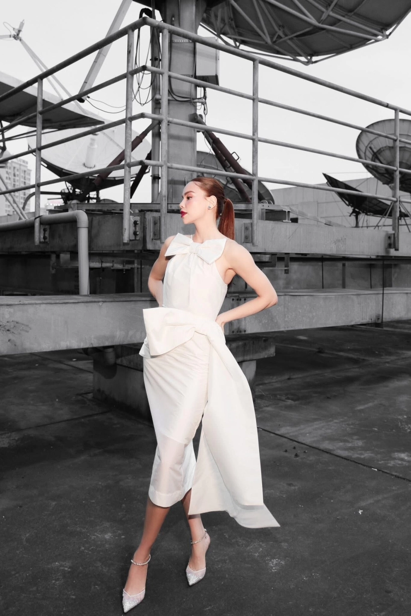 Mặc đồ trắng không lo lộ bé mỡ chuẩn style hồ ngọc hà tưởng khó nhưng lại vô cùng đơn giản - 6