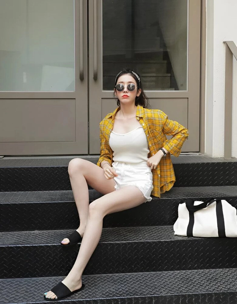 Mặc quần short mang giày gì đẹp gợi ý chị em top 7 kiểu giày nịnh dáng nhất khi mặc cùng quần ngắn - 4