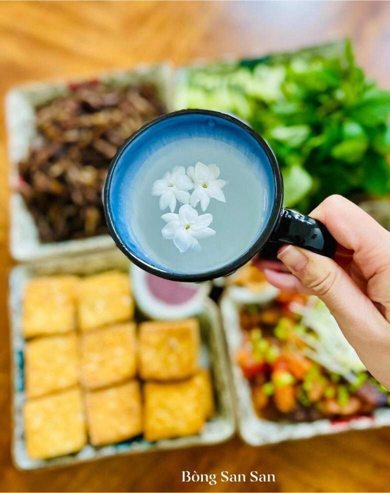 Mâm cơm đậm vị việt nam của diễn viên diệu hương ở mỹ có loại lá quý vô giá - 5