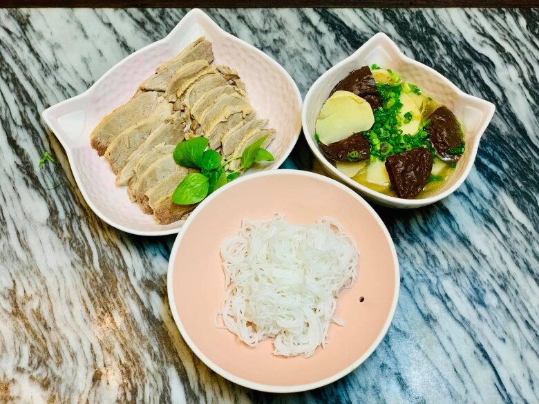 Mâm cơm đậm vị việt nam của diễn viên diệu hương ở mỹ có loại lá quý vô giá - 9