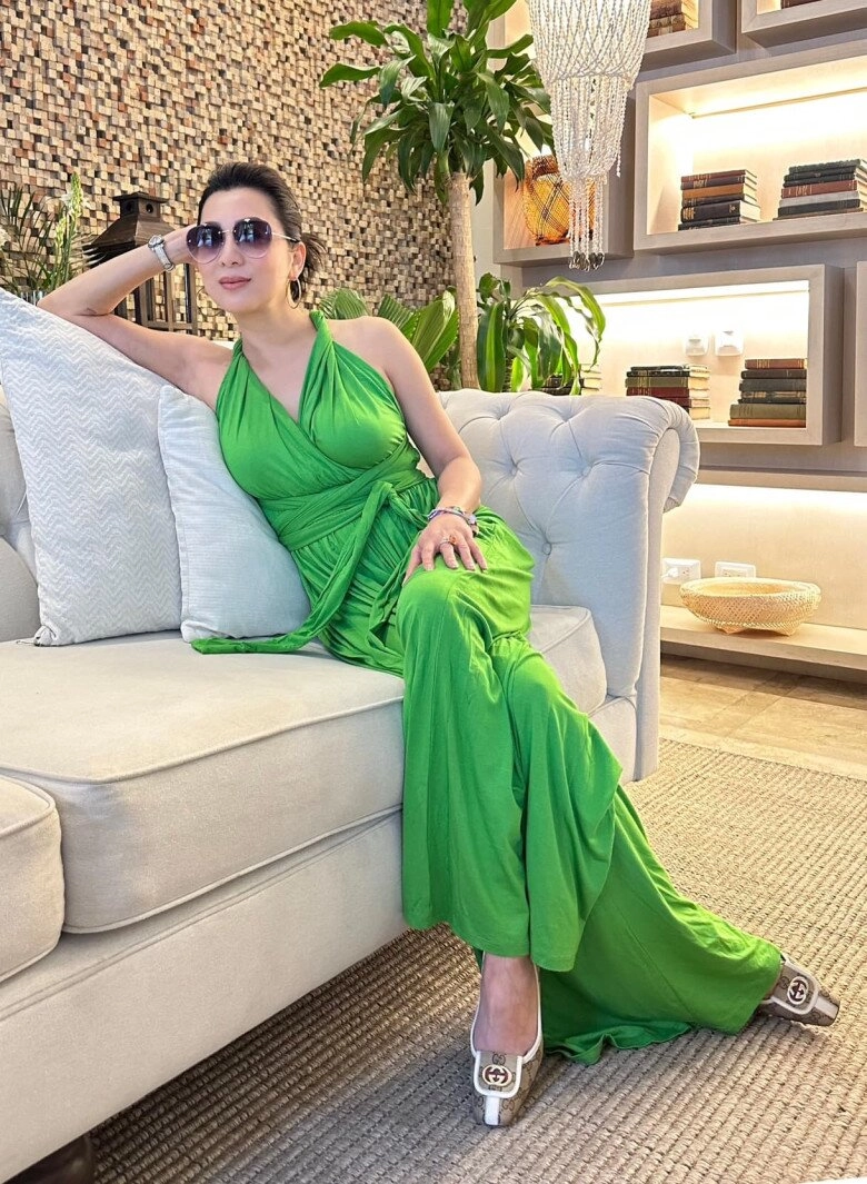 Mc đình đám showbiz vác nhiều vali quần áo khi đi du lịch với chồng cũ 60 tuổi vẫn trẻ như gái 25 - 12