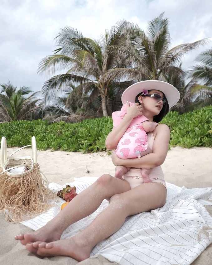 Mc quỳnh chi đưa con gái ba tháng tuổi du lịch biển - 2