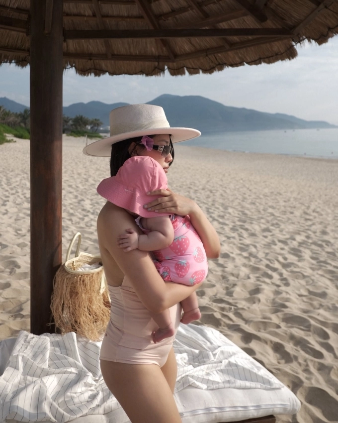 Mc quỳnh chi đưa con gái ba tháng tuổi du lịch biển - 4