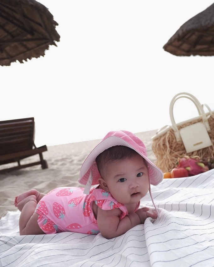 Mc quỳnh chi đưa con gái ba tháng tuổi du lịch biển - 6