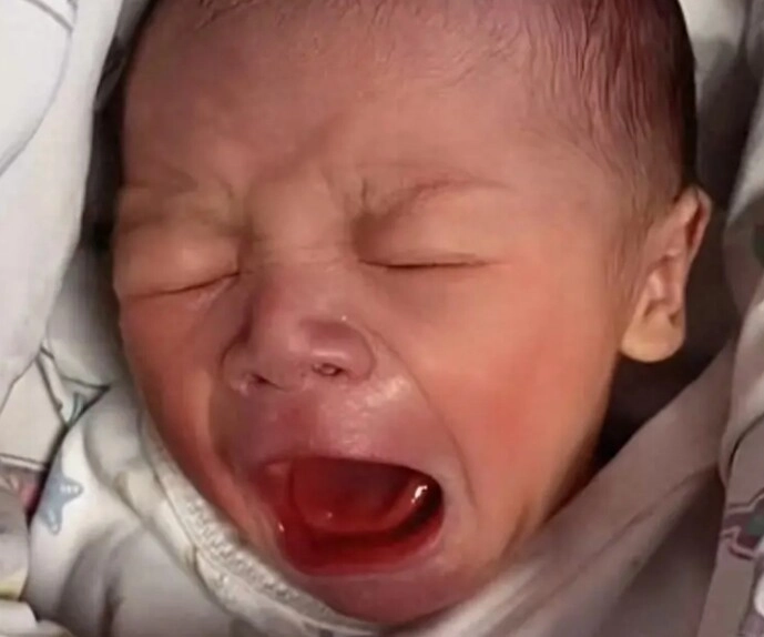 Mẹ bật khóc vì con chào đời quá xấu xí 4 năm sau đứa trẻ đẹp như em bé lai làm mẫu nhí đắt show - 1