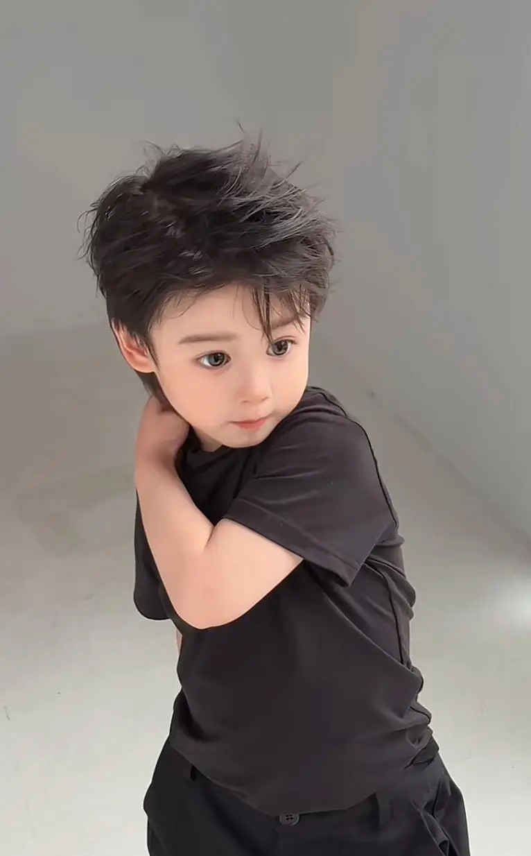 Mẹ bật khóc vì con chào đời quá xấu xí 4 năm sau đứa trẻ đẹp như em bé lai làm mẫu nhí đắt show - 3