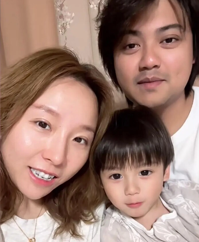Mẹ bật khóc vì con chào đời quá xấu xí 4 năm sau đứa trẻ đẹp như em bé lai làm mẫu nhí đắt show - 4