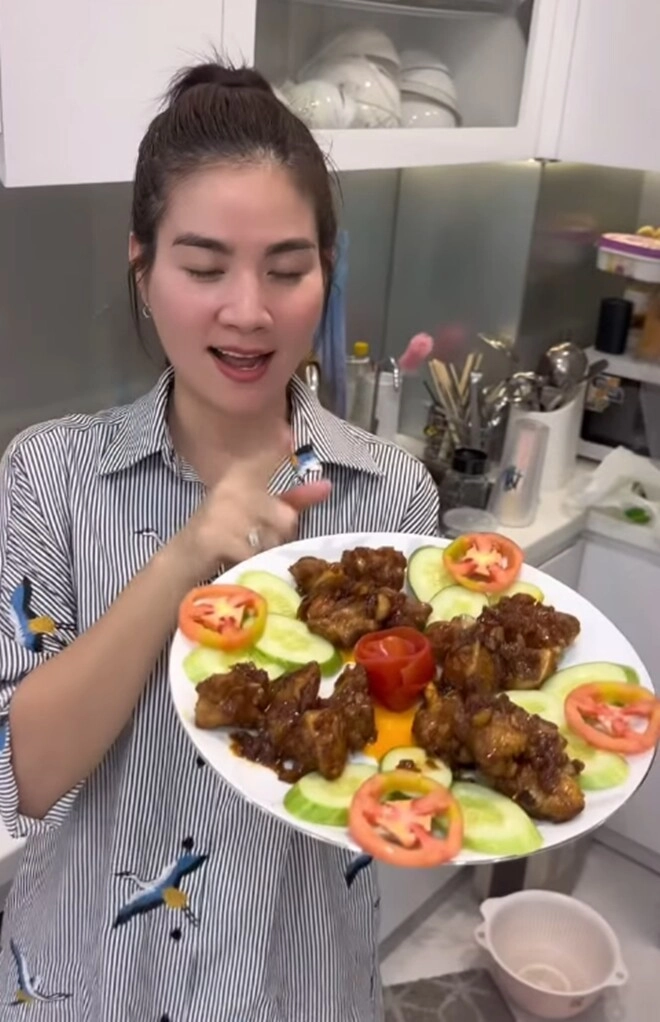 Mẹ bỉm sữa kha ly bận chăm con vẫn xuống bếp làm chiếc bánh to tướng ăn vào không sợ mập - 5