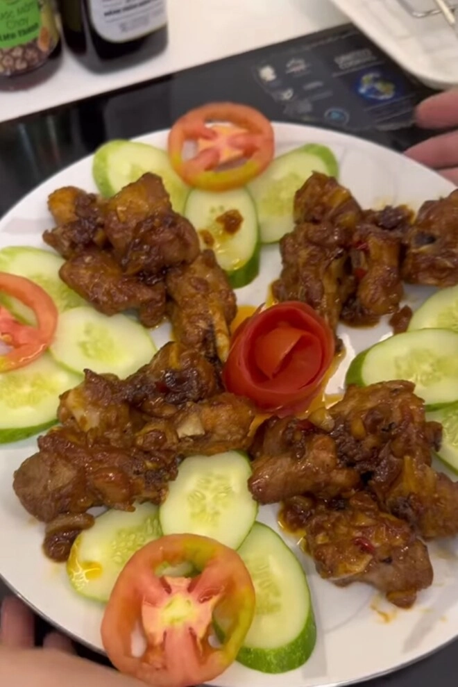 Mẹ bỉm sữa kha ly bận chăm con vẫn xuống bếp làm chiếc bánh to tướng ăn vào không sợ mập - 6