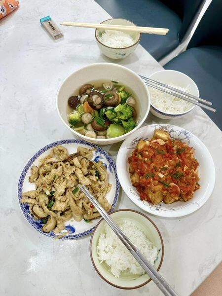 Mẹ bỉm sữa kha ly bận chăm con vẫn xuống bếp làm chiếc bánh to tướng ăn vào không sợ mập - 7