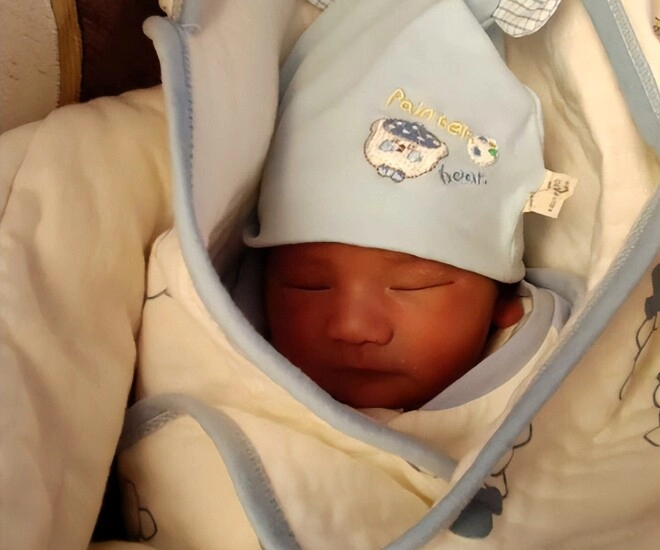 Mẹ bỉm vui mừng khi con sơ sinh ngủ suốt đêm không quấy khóc nhưng đến bệnh viện bác sĩ kết luận quá nguy hiểm - 1