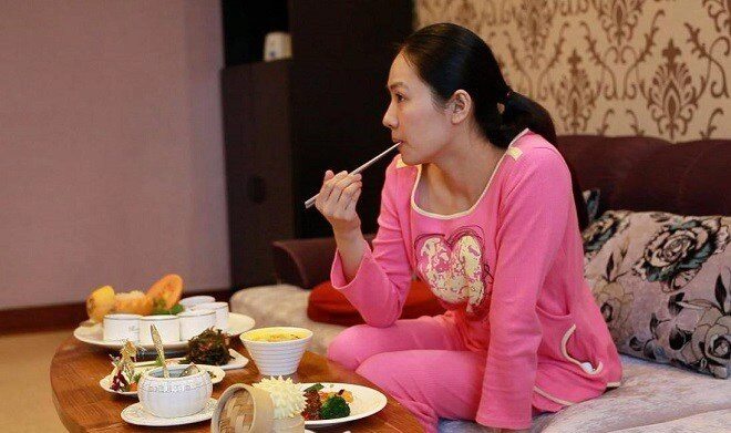 Mẹ chồng cơm nước quét dọn chăm cháu ốm không dám nghỉ con dâu phán câu xanh rờn 1 tuần sau thì tá hỏa - 2