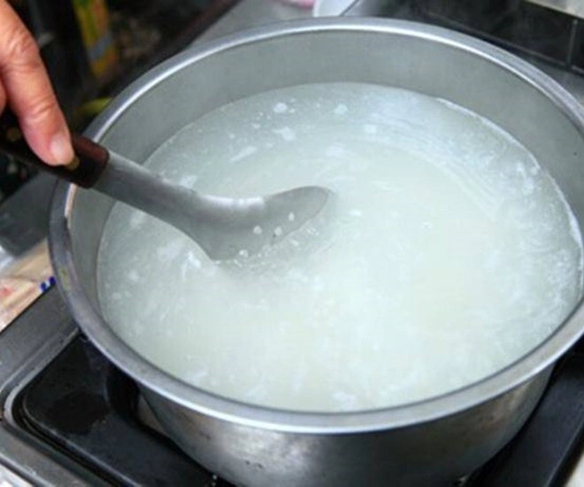 Mẹ chồng nấu cháo tôm cho cháu luôn bỏ thịt chỉ lấy vỏ biết lý do tôi sốc không nói nên lời - 1