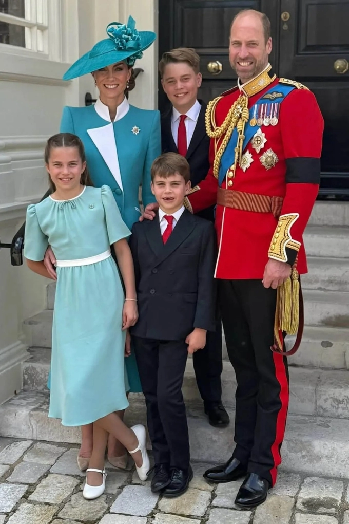 Mẹ con vương phi kate middleton diện đồ đôi - 2