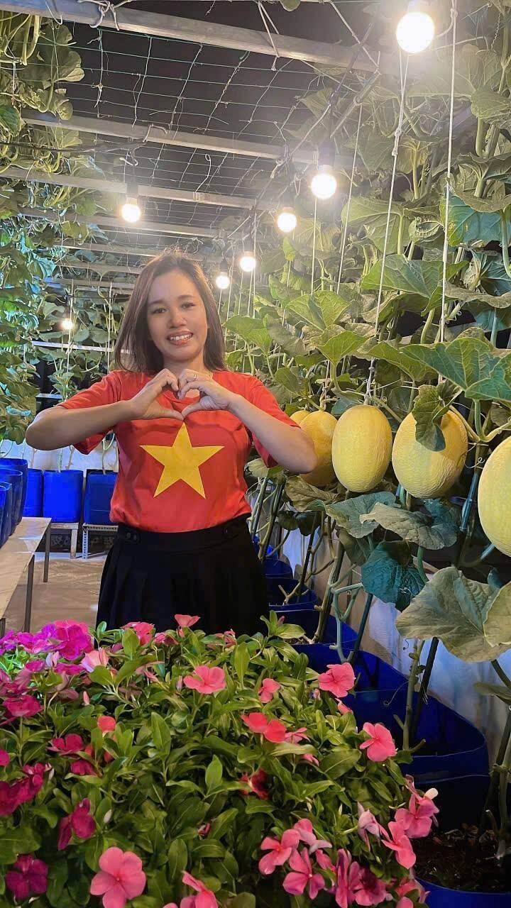 Mẹ đảm bình tân biến sân thượng thành vườn rau xanh mướt cờ đỏ bay phấp phới mừng đại lễ 304 - 2