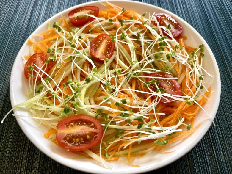 Mẹ đảm gợi ý cách làm 8 món salad tươi mát thơm ngon giải ngán cho dịp nghỉ lễ - 6