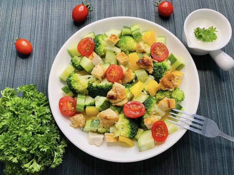 Mẹ đảm gợi ý hàng loạt món salad cực đơn giản tươi mát ai cũng làm được cho ngày hè - 4