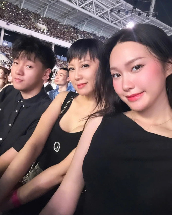 Mẹ doãn hải my gây chú ý với trang phục sexy vượt con gái - 1