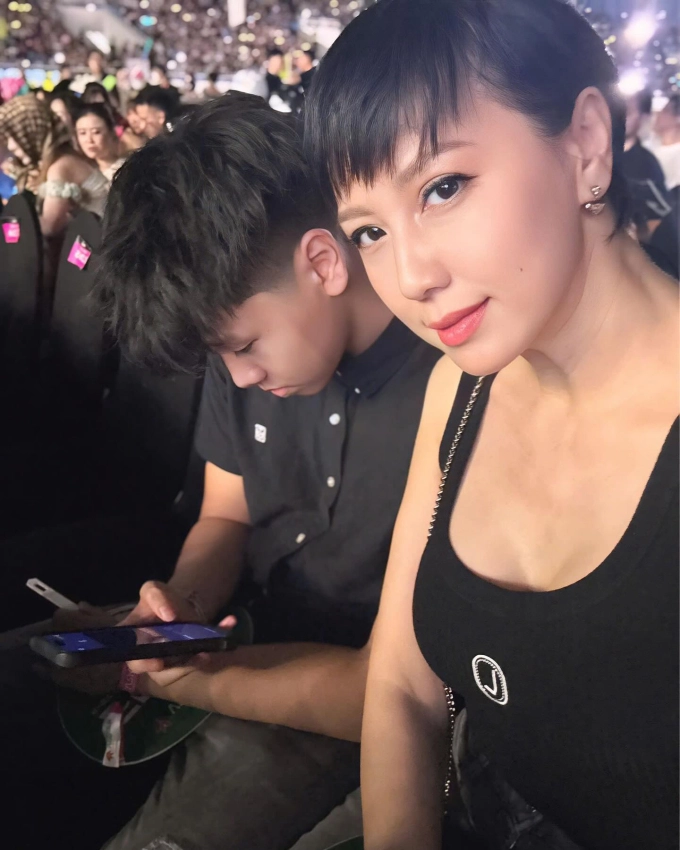 Mẹ doãn hải my gây chú ý với trang phục sexy vượt con gái - 2